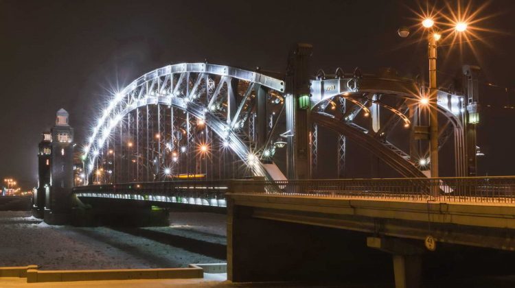 Освещение и декоративная подсветка петербургских мостов
